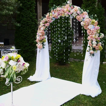 Spalvotų naujų rožių hydrangea eilės vestuvių arkos apdaila gėlių kompozicijų šalies fono sienos išplanavimas kelių